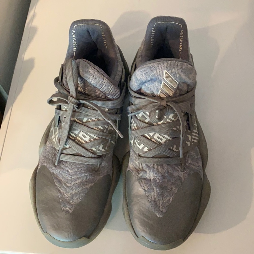 Basketball shoes